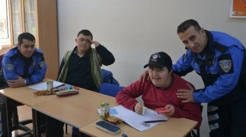 Elazığ Polisinden Engelli &Ouml;ğrencilere &Ouml;rnek Ziyaret