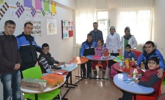 Elazığ Polisinden Engelli &Ouml;ğrencilere &Ouml;rnek Ziyaret 1