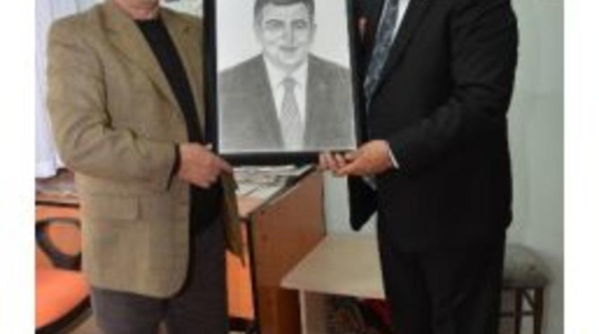 Ressam &Ouml;zt&uuml;rk&rsquo;ten Başkan &Ouml;zg&uuml;ven&rsquo;e S&uuml;rpriz Hediye