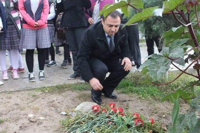 &Ouml;ğrenciler Vefat Eden &Ouml;ğretmenlerini Unutmadı 1