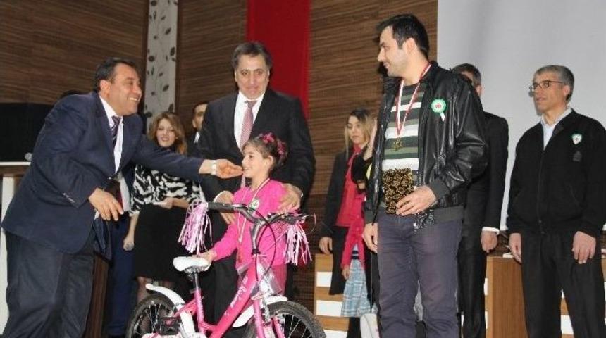 Başarılı &Ouml;ğrencilere &Ouml;d&uuml;l, &Ouml;ğretmen Ve Okullarına Hediye Verildi