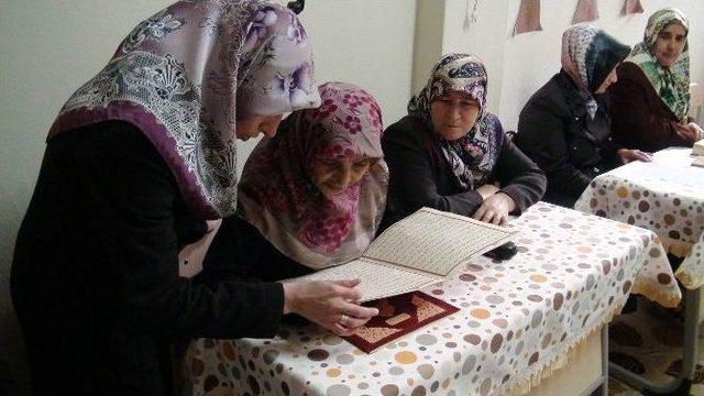 85 Yaşında Kur’an-ı Kerim Okumayı Öğrendi