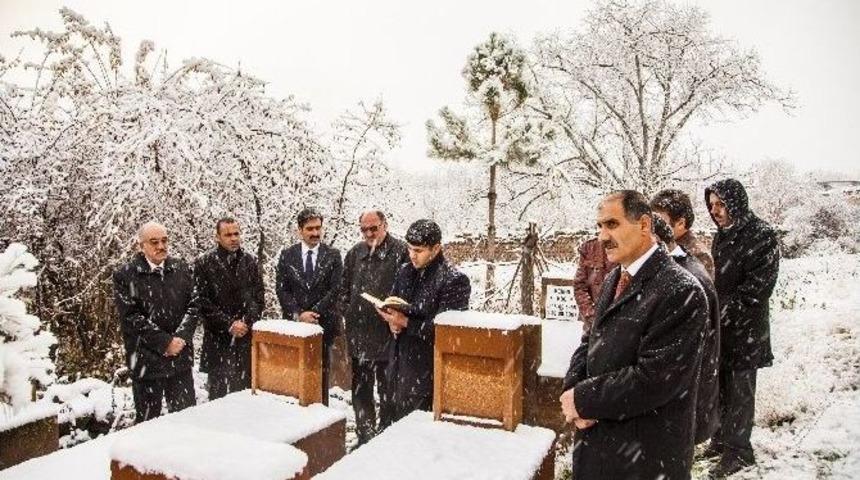 (&ouml;zel Haber) Emekli &Ouml;ğretmen Mezarı Başında Anıldı