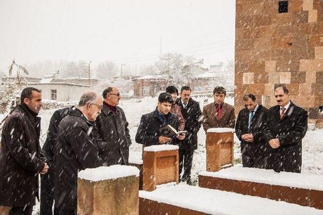 (özel Haber) Emekli Öğretmen Mezarı Başında Anıldı