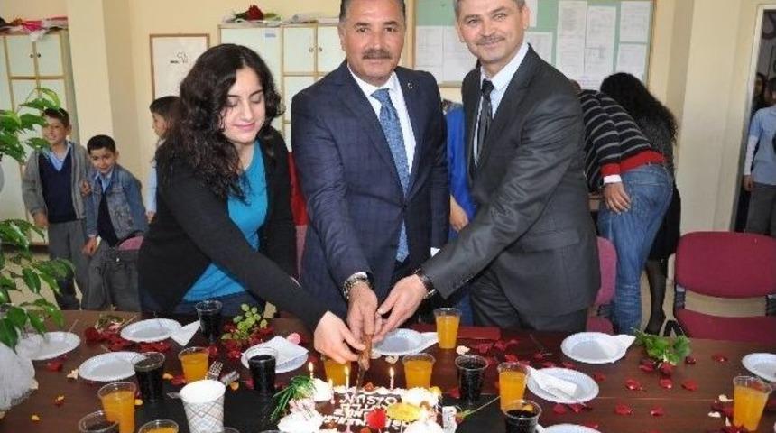 Başkan Tuna&rsquo;dan &Ouml;ğretmenlere &Ccedil;i&ccedil;ekli Kutlama