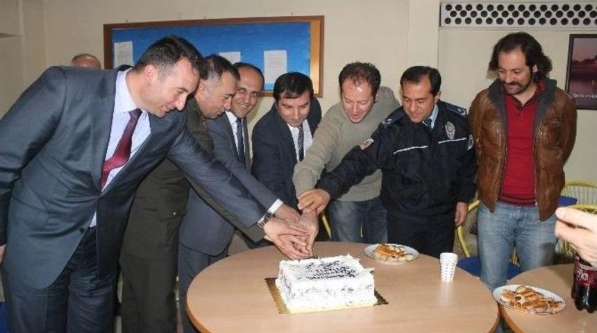 &Ouml;d&uuml;ll&uuml; Fotoğraf Sanat&ccedil;ısı Polis Memuruna Yaş Pastalı Kutlama