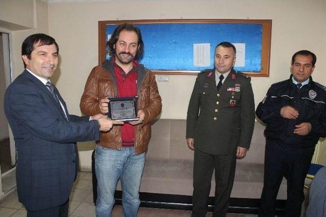 &Ouml;d&uuml;ll&uuml; Fotoğraf Sanat&ccedil;ısı Polis Memuruna Yaş Pastalı Kutlama 1