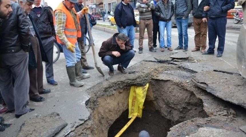 Yol &Ccedil;&ouml;kt&uuml;, 3 Metre &Ccedil;ukur Oluştu