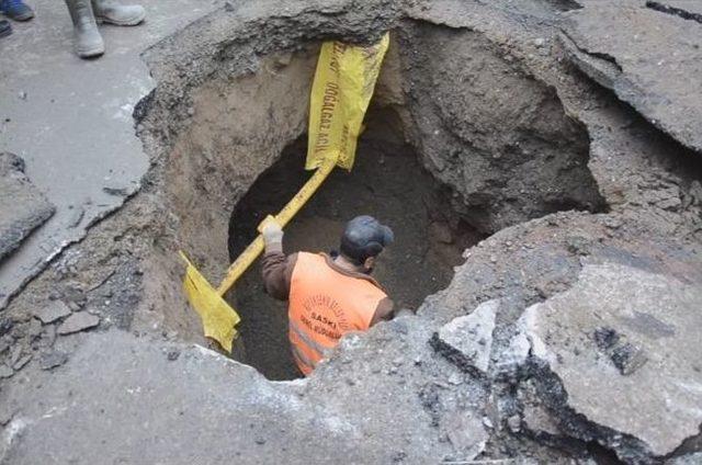 Yol Çöktü, 3 Metre Çukur Oluştu