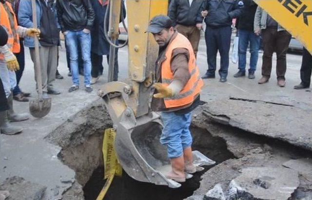 Yol Çöktü, 3 Metre Çukur Oluştu