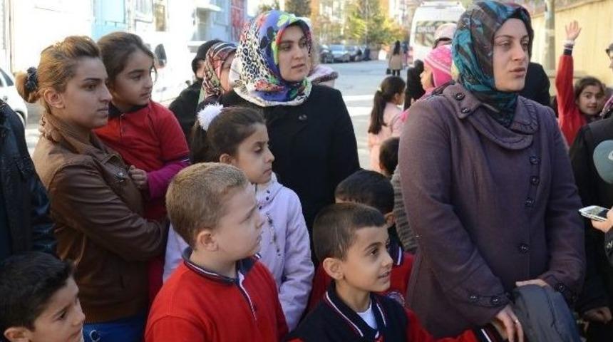 &Ouml;ğrenci Velileri, 2 Haftadır Derse &Ouml;ğretmen Girmediği İddiasıyla Eylem Yaptı