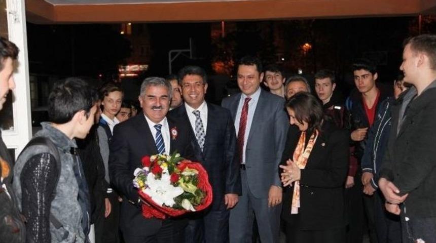 30 Yıl Sonra Şimdi M&uuml;d&uuml;r Olan &Ouml;ğretmenini Ziyaret Etti