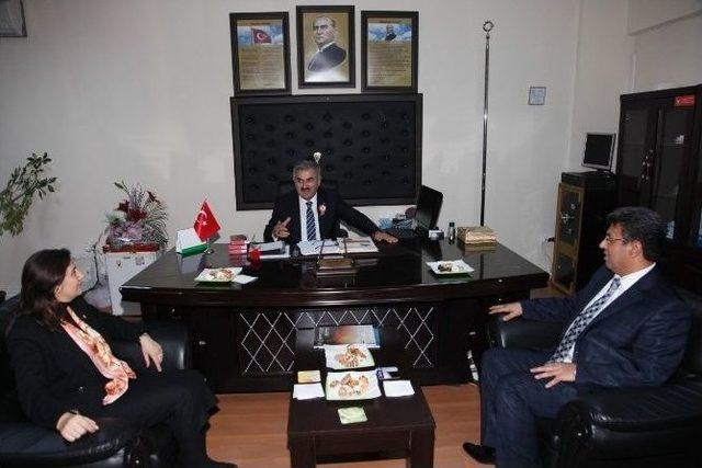 30 Yıl Sonra Şimdi Müdür Olan Öğretmenini Ziyaret Etti 2