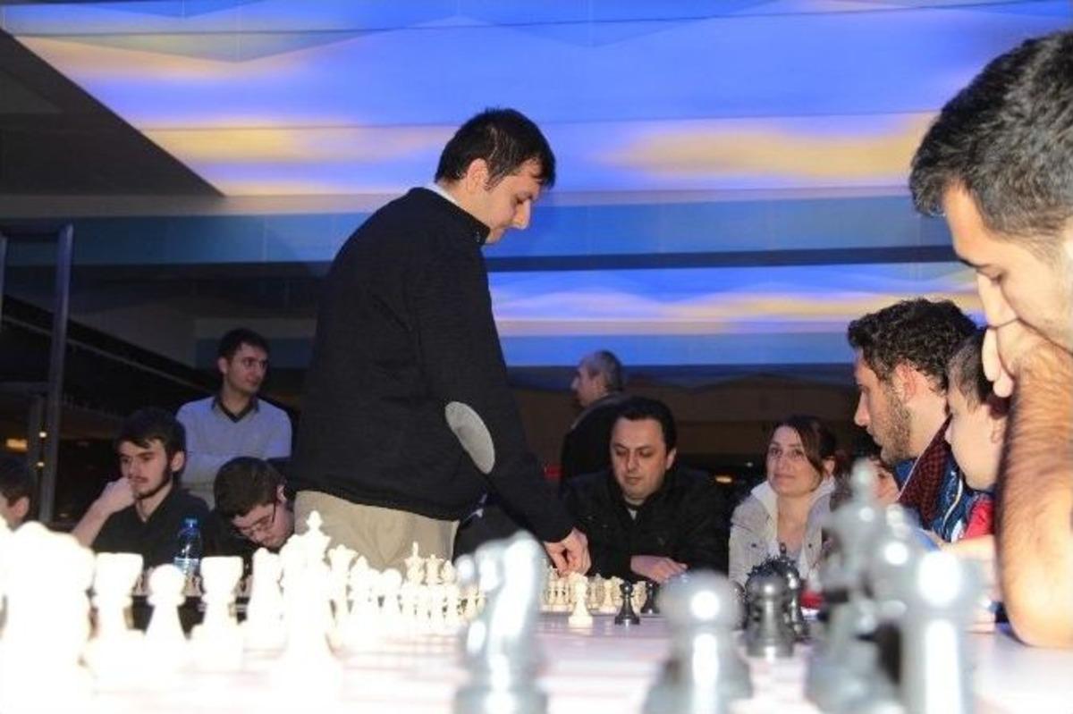 48 Kişi İle Aynı Anda Satran&ccedil; Oynadı