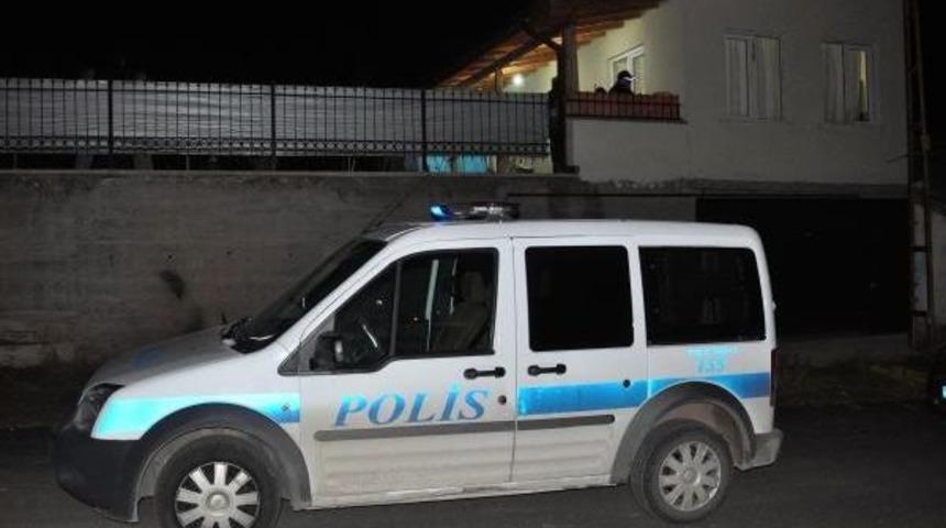 MEDİKALCİ YAZLIKTA KENDİNİ ASTI