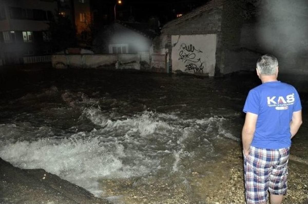 Eskişehir&rsquo;de Su Borusu Patladı Yollar G&ouml;le D&ouml;nd&uuml;