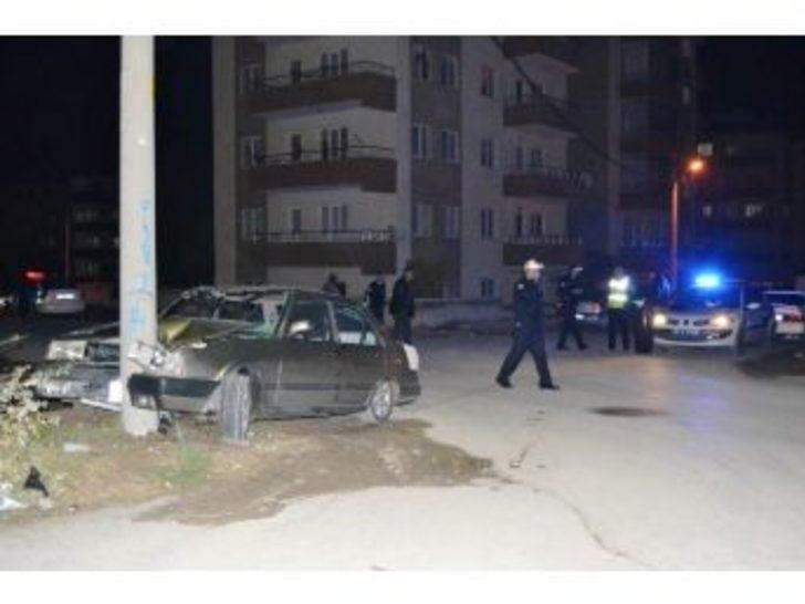 Polisten Kaçan Alkollü Sürücü Elektrik Direğine Çarptı