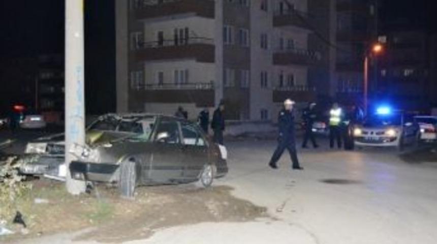 Polisten Ka&ccedil;an Alkoll&uuml; S&uuml;r&uuml;c&uuml; Elektrik Direğine &Ccedil;arptı