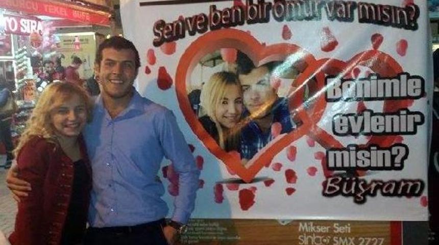 ROMANTİK AŞIKTAN, SEVGİLİSİNE S&Uuml;RPRİZ EVLENME TEKLİFİ