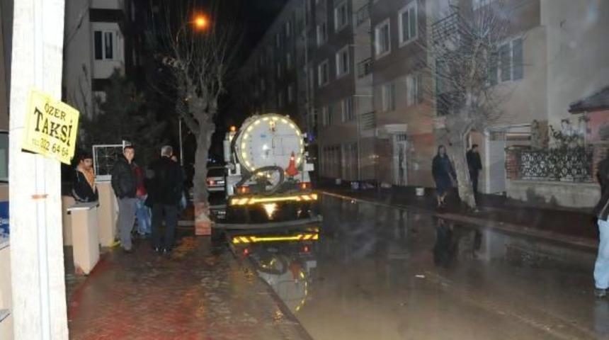 ESKİŞEHİR'DE SU BORUSU PATLADI SOKAKLAR G&Ouml;LE D&Ouml;ND&Uuml;,EVLERİ SU BASTI