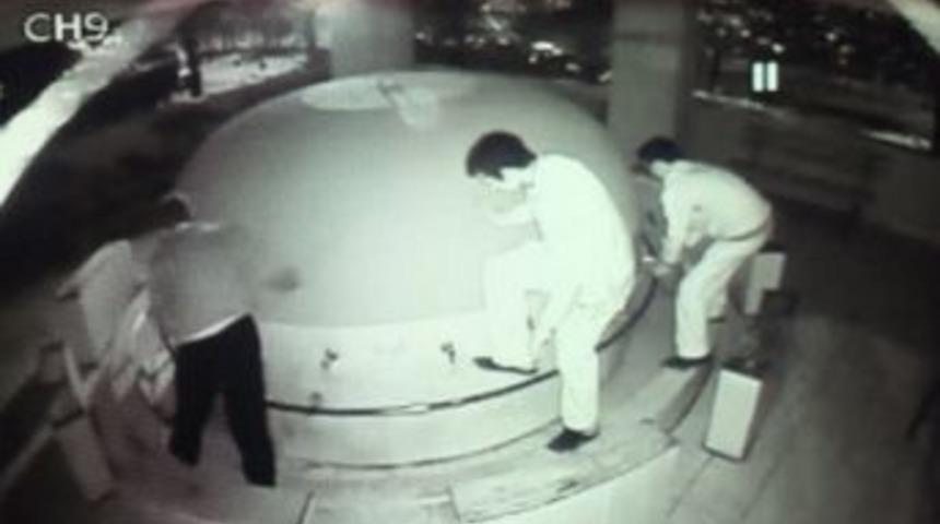 Camilere Dadanan Hırsızlar Yakayı Ele Verdi