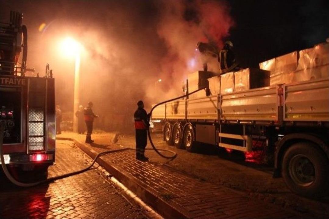 Park Halindeki Tır Alev Alev Yandı