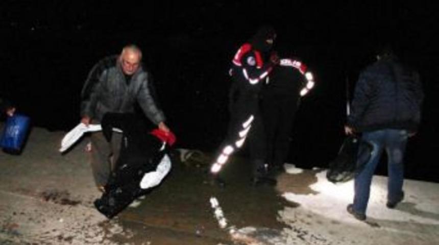 OTOMOBİL DENİZE U&Ccedil;TU, S&Uuml;R&Uuml;C&Uuml; KURTARILDI