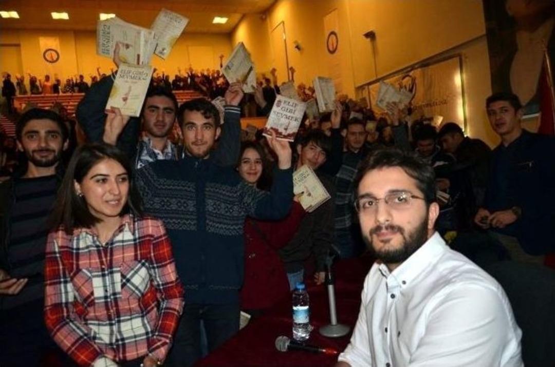 Yazar Hikmet Anıl &Ouml;ztekin&rsquo;den S&ouml;yleşi Ve İmza G&uuml;n&uuml;