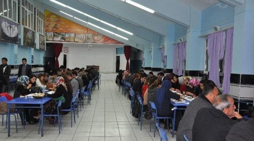 &Ouml;ğretmenler G&uuml;n&uuml;ne &Ouml;zel Yemekli Kutlama