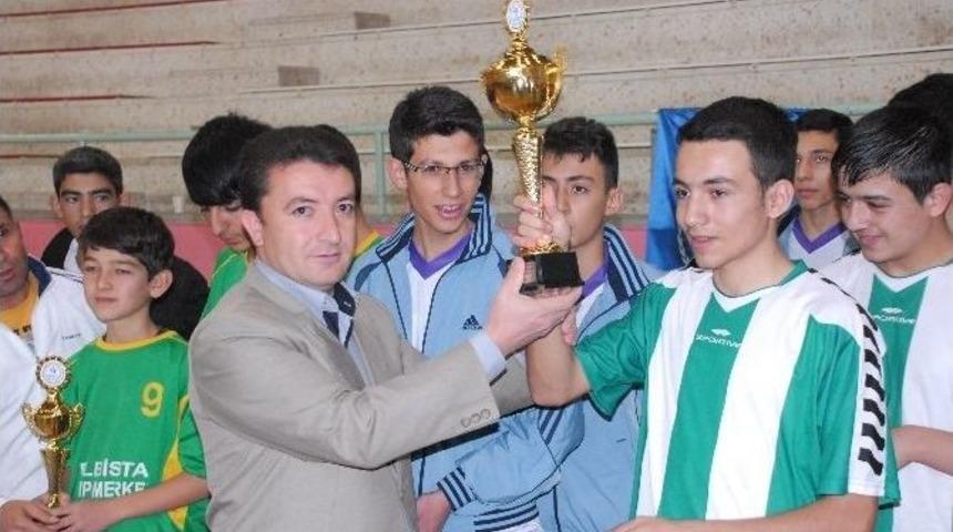 Masa Tenisinde &Ouml;d&uuml;ller Dağıtıldı