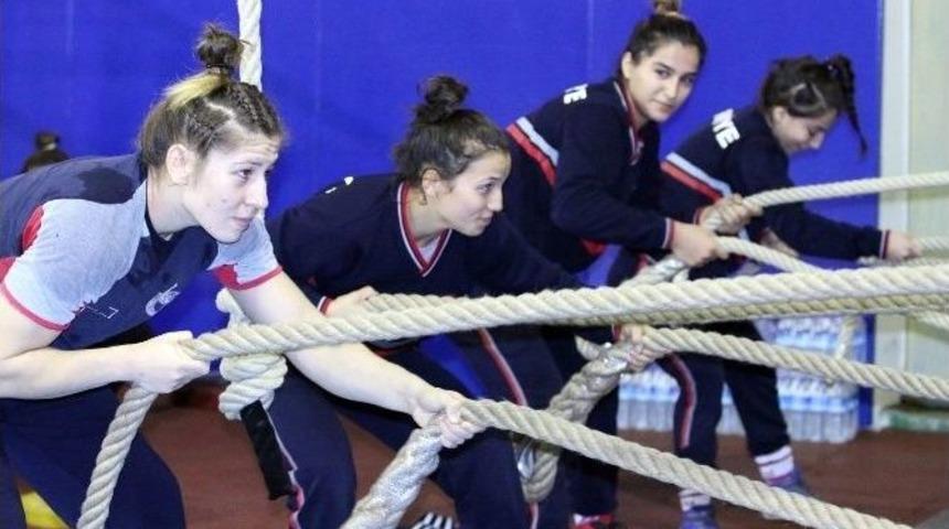 Minderin Sultanları, Başkentte Kampa Girdi