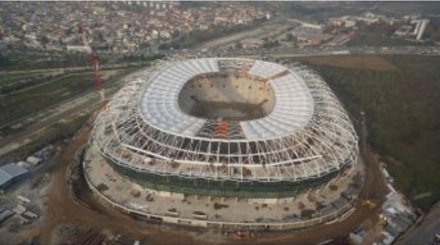 Stadyumda Timsah Kafasının Montajına Başlanıyor