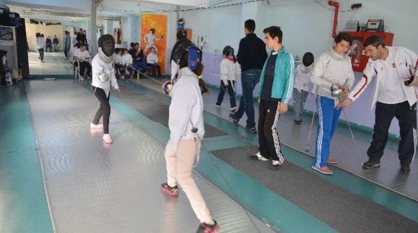 Eskrimciler &Ouml;ğretmenler İ&ccedil;in Yarıştı