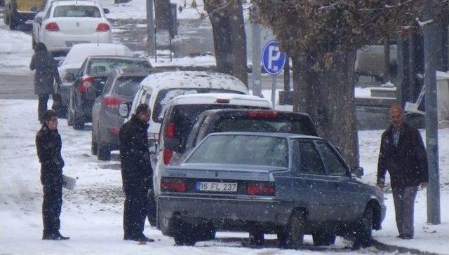 Kars’ta Yollar Buz Pistine Döndü