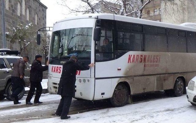 Kars’ta Yollar Buz Pistine Döndü