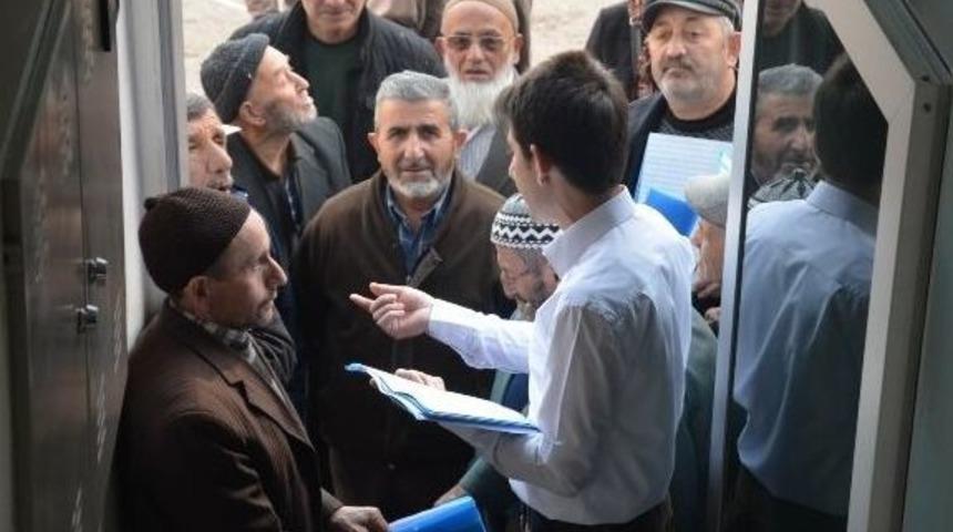 &Ccedil;ks Başvuruları İ&ccedil;in Uzun Kuyruklar Oluştu