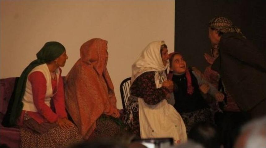 Didim&rsquo;de &ldquo;karanlığın İ&ccedil;indeki Işık&rdquo; Oyunu İlgi G&ouml;rd&uuml;