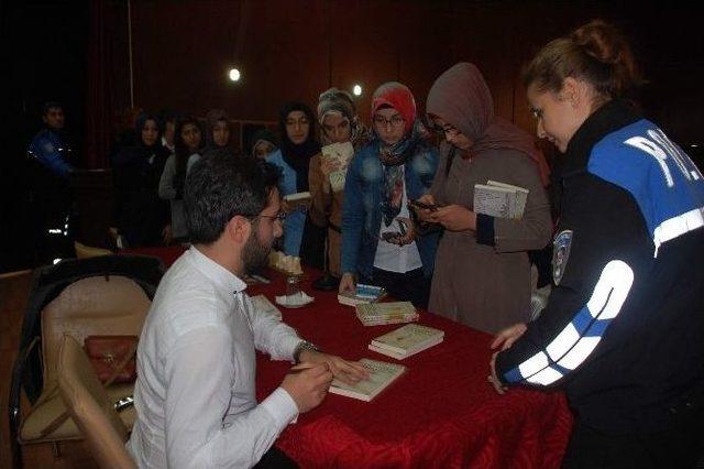 Mavi İzler Projesi Kapsamında, İmzalı Kitap Hediye Edildi