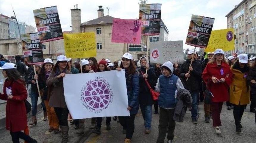 Kadınlar &rsquo;şiddet&rsquo;e Dikkat &Ccedil;ekmek İ&ccedil;in Y&uuml;r&uuml;d&uuml;