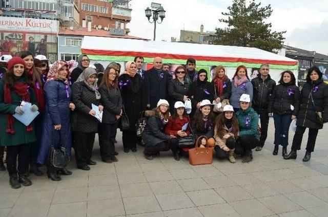 Kadınlar ’şiddet’e Dikkat Çekmek İçin Yürüdü