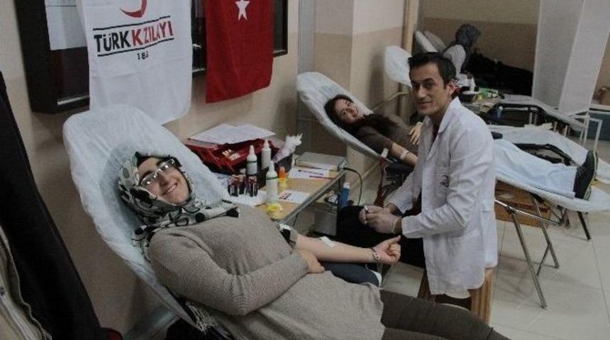 &Uuml;niversite &Ouml;ğrencileri Kan Verdi