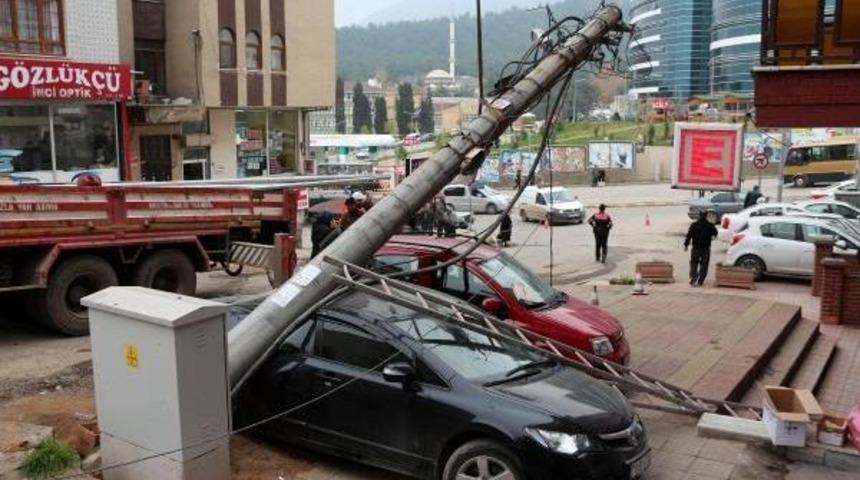 ELEKTRİK DİREĞİ DEVRİLDİ, İŞ&Ccedil;İ YARALANDI