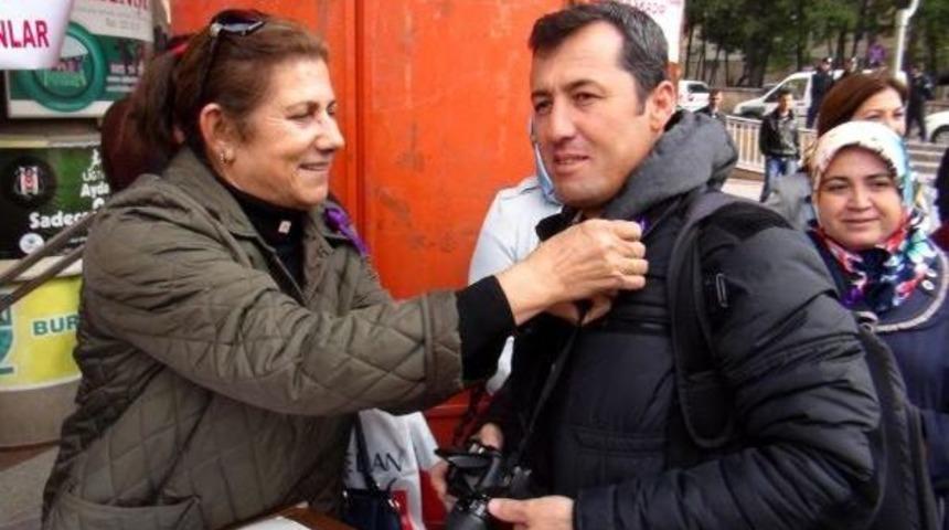 KADINLARDAN POLİS VE GAZETECİLERE MOR KURDELE