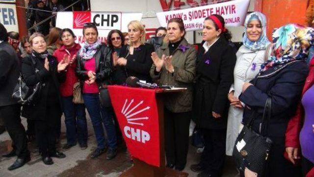 KADINLARDAN POLİS VE GAZETECİLERE MOR KURDELE 1