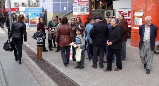 KADINLARDAN POLİS VE GAZETECİLERE MOR KURDELE 2