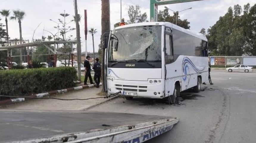 &Ccedil;evik Kuvvet Otob&uuml;s&uuml; Kamyonetle &Ccedil;arpıştı: 8 Polis Yaralı