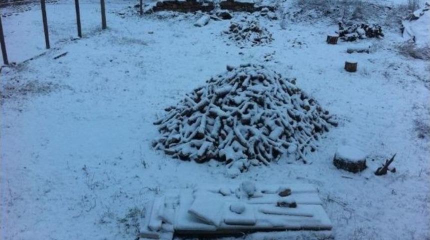 Demirci&rsquo;ye Mevsimin İlk Karı D&uuml;şt&uuml;