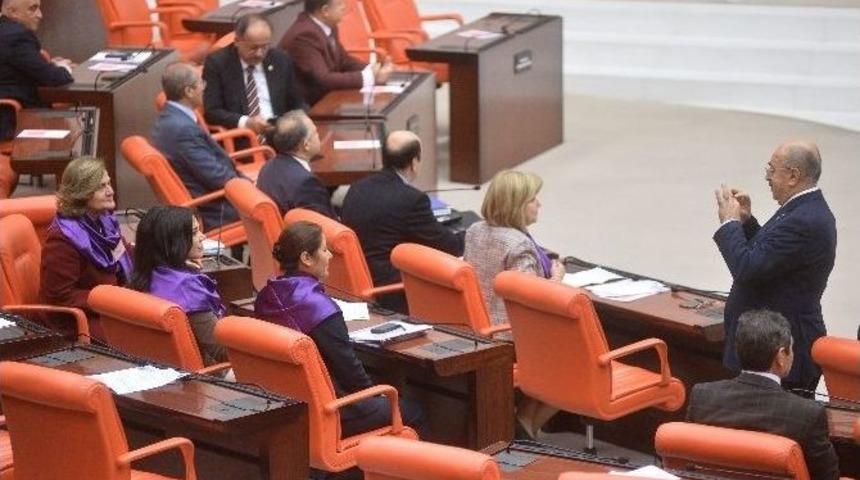 Kadın Milletvekillerinden Mor Fularlı Destek