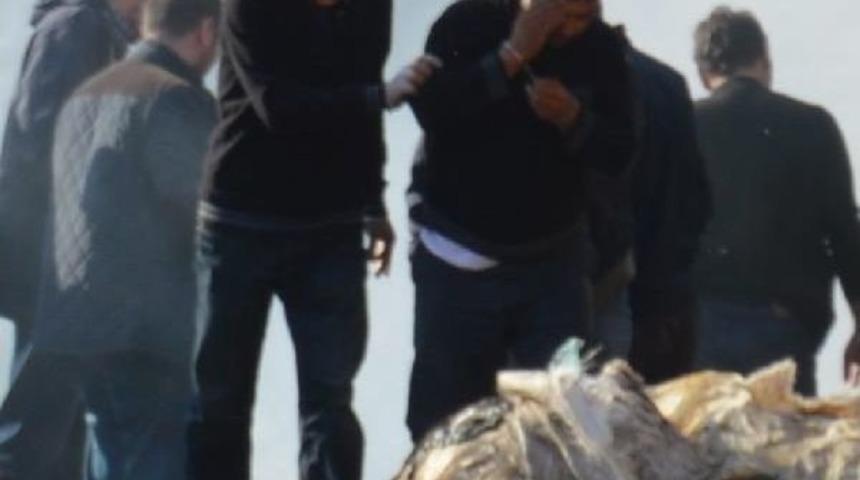 KORUMA ALTINDAKİ &Ccedil;OCUKLARI G&Ouml;REMEYİNCE &Uuml;ZERİNE BENZİN D&Ouml;KT&Uuml;