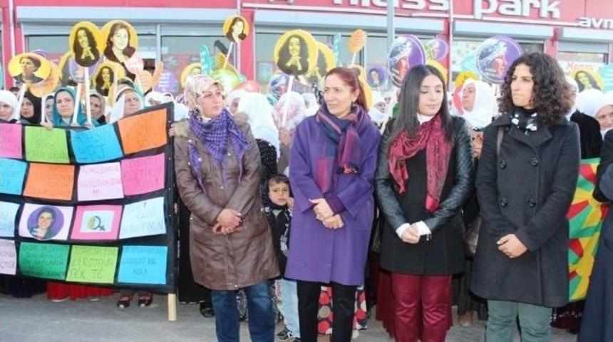 Van D&ouml;kh Kadına Şiddete Karşı Y&uuml;r&uuml;y&uuml;ş Ve Basın A&ccedil;ıklaması Yaptı